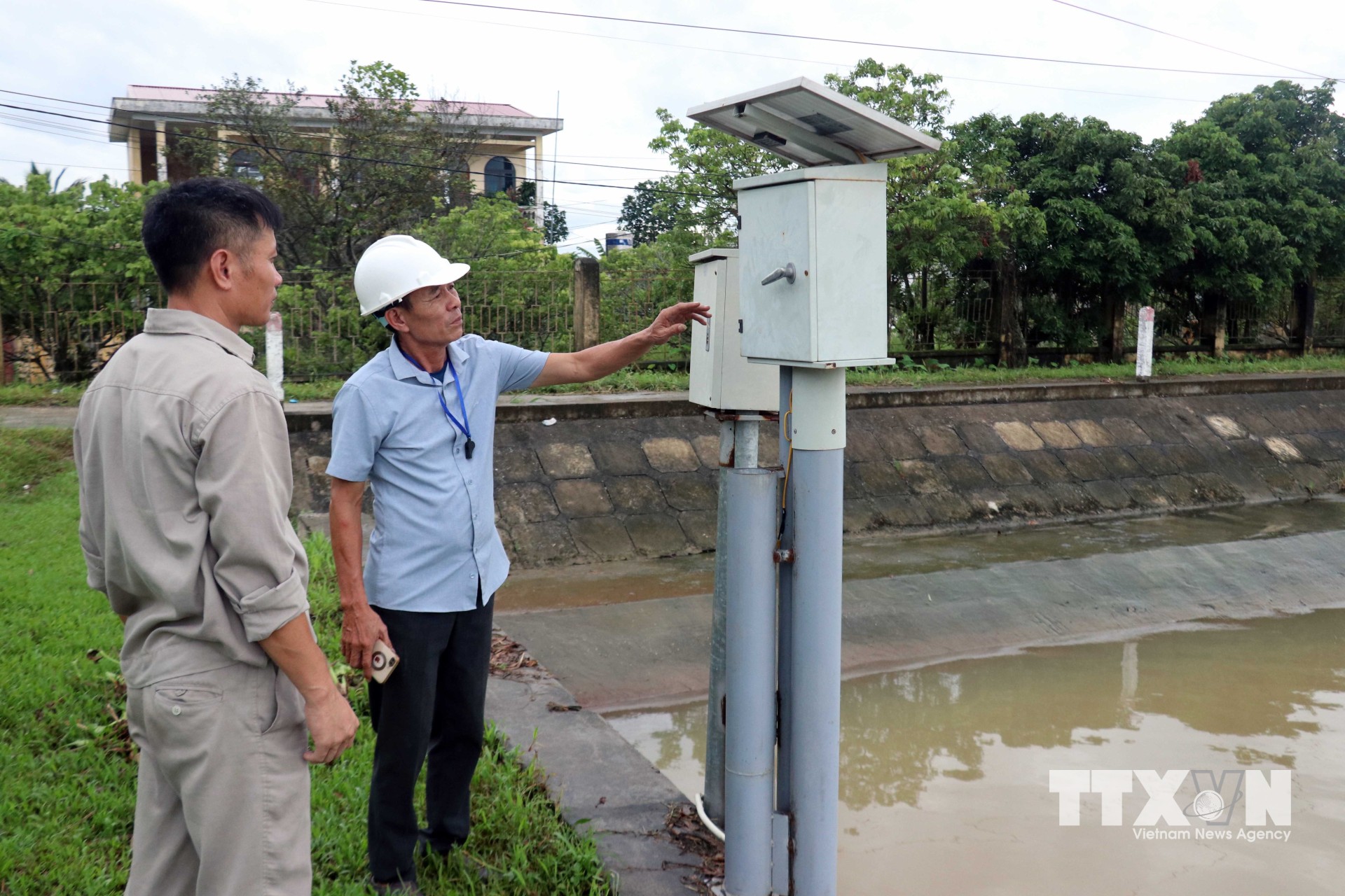 Trạm khai thác công trình thủy lợi Trung Trang thuộc Công ty TNHH MTV Khai thác công trình thủy lợi Đa Độ (Hải Phòng) ứng dụng công nghệ vào sản xuất. (Ảnh: Hoàng Ngọc/TTXVN)